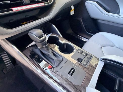 New 2026 Toyota Highlander Platinum image 21