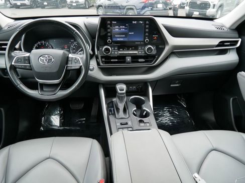 Used 2022 Toyota Highlander XLE AWD/4WD image 14