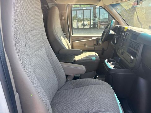 Used 2011 Chevrolet Express 2500 RWD image 18