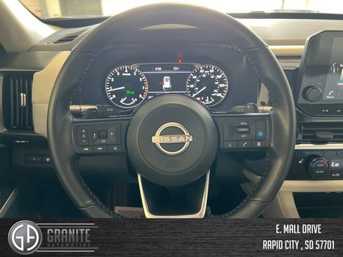 Used 2025 Nissan Pathfinder SL FWD image 20