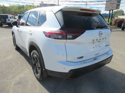 Used 2024 Nissan Rogue SV image 3