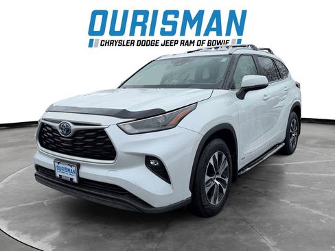 Used 2022 Toyota Highlander XLE image 2