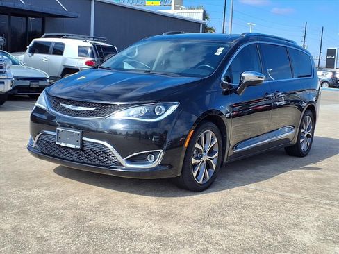 Used 2020 Chrysler Pacifica Limited image 2