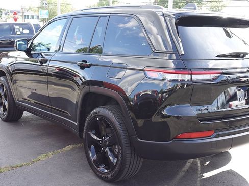 Used 2024 Jeep Grand Cherokee Altitude AWD/4WD image 11