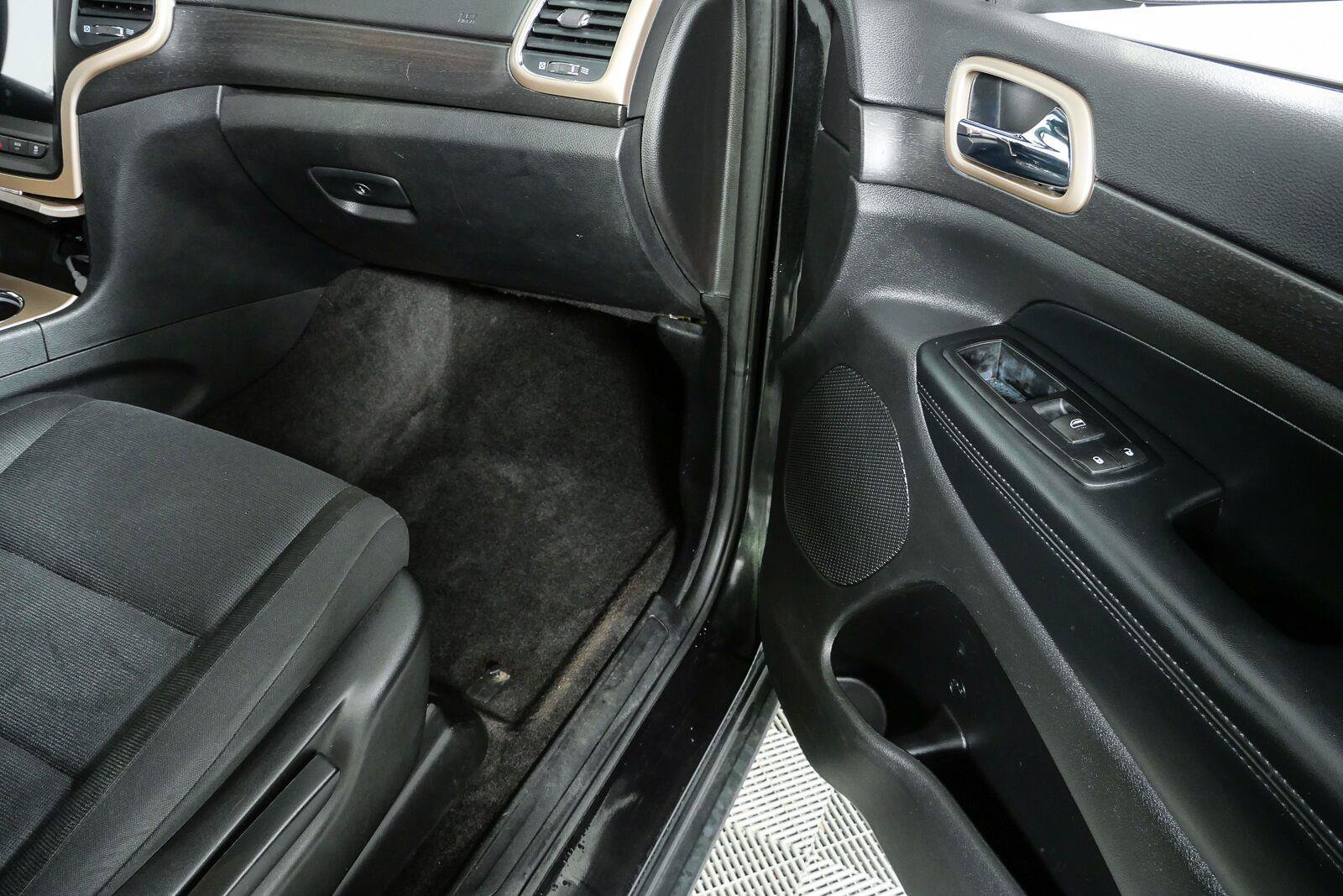 Used 2015 Jeep Grand Cherokee Laredo w/ Quick Order Package 23E RWD image 22