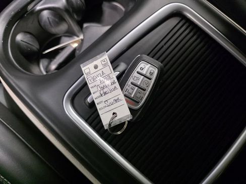 Used 2023 Chrysler Pacifica Touring-L FWD image 19