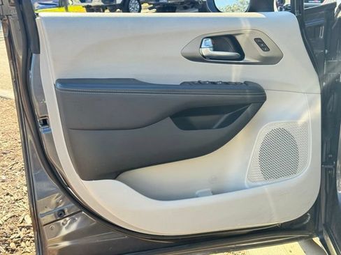 Used 2023 Chrysler Pacifica Touring-L FWD image 22
