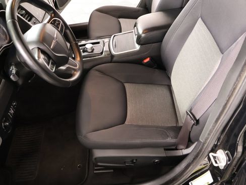 Used 2019 Chrysler 300 Touring w/ Chrome Appearance Package RWD image 10