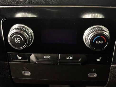 Used 2024 GMC Yukon AT4 w/ Technology Package AWD/4WD image 18
