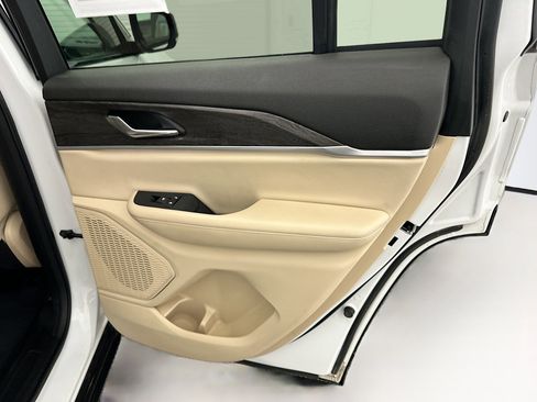 Used 2024 Jeep Grand Cherokee Limited image 32