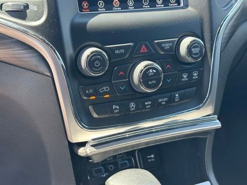 Used 2019 Jeep Grand Cherokee Laredo AWD/4WD image 24