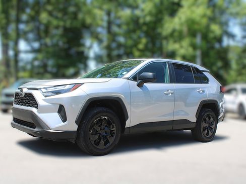 Used 2024 Toyota RAV4 LE AWD/4WD image 3