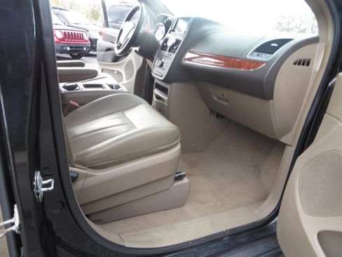 Used 2015 Chrysler Town & Country Touring w/ Driver Convenience Group image 23