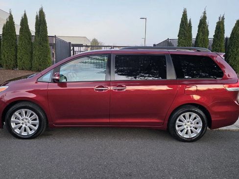 Used 2014 Toyota Sienna Limited image 8