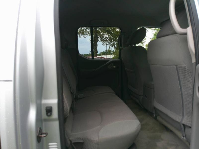 Used 2015 Nissan Frontier SV w/ SV Value Truck Package RWD image 21