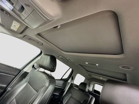 Used 2023 GMC Acadia SLT w/ Technology Package FWD image 25