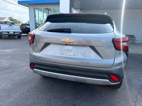 Used 2025 Chevrolet Trax LT FWD image 13
