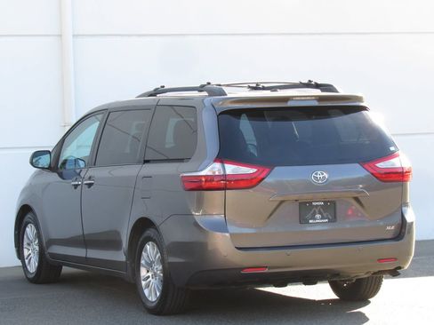 Used 2016 Toyota Sienna XLE w/ XLE Navigation Package FWD image 4
