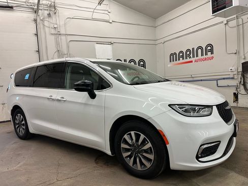 Certified 2024 Chrysler Pacifica Limited FWD image 1