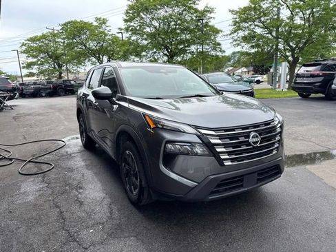 Used 2024 Nissan Rogue SV AWD/4WD image 2