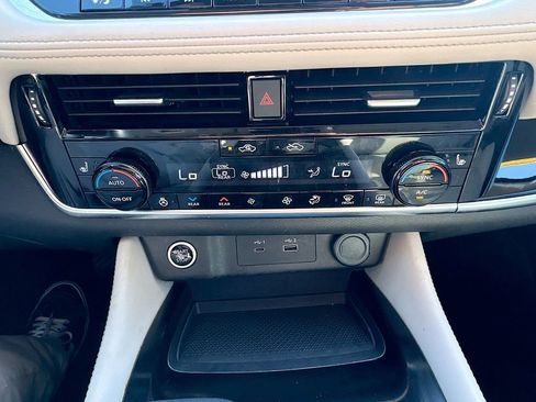 Used 2023 Nissan Rogue SL w/ SL Premium Package image 17