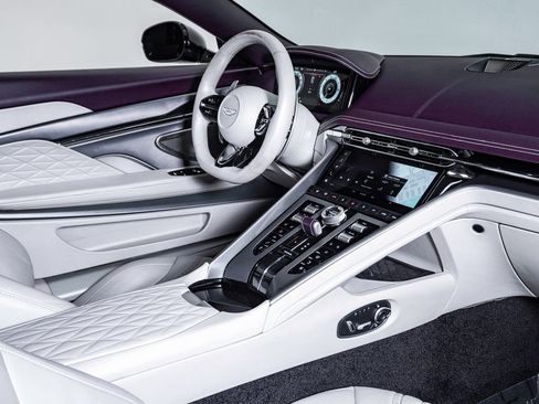 Used 2024 Aston Martin DB12 Coupe image 22