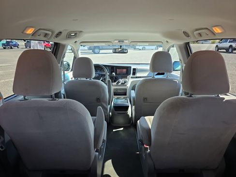 Used 2015 Toyota Sienna LE AWD/4WD image 28