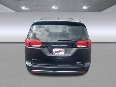 Used 2020 Chrysler Pacifica Touring-L FWD image 4
