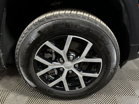 Used 2024 Jeep Grand Cherokee L Limited image 23