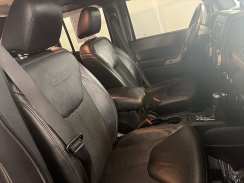 Used 2016 Jeep Wrangler Unlimited Sahara image 29