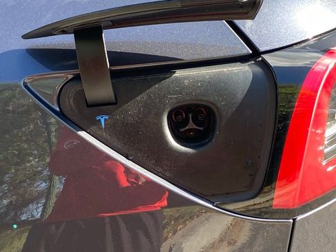 Used 2020 Tesla Model Y Long Range image 15