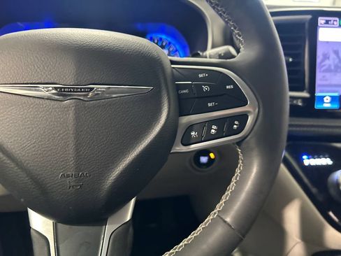 Used 2023 Chrysler Pacifica Touring-L FWD image 19