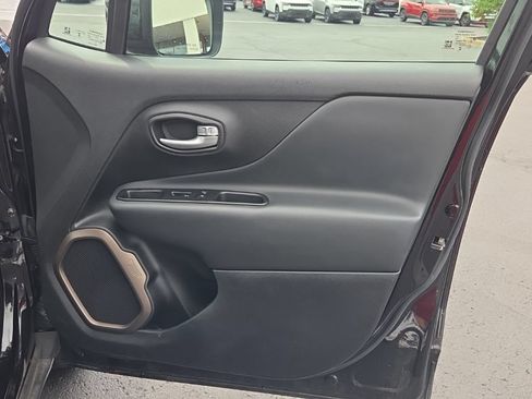 Used 2023 Jeep Renegade Latitude AWD/4WD image 17