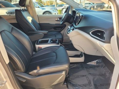 Used 2024 Chrysler Pacifica Touring-L image 15