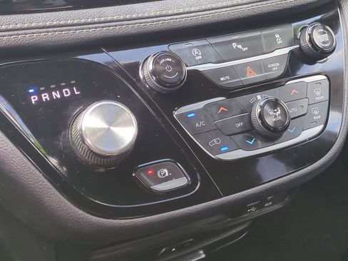 Used 2018 Chrysler Pacifica Limited image 19