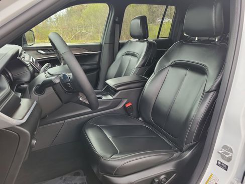 Used 2025 Jeep Grand Cherokee Limited AWD/4WD image 14