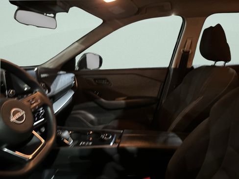 Used 2023 Nissan Rogue S image 11