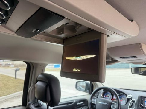 Used 2016 Chrysler Town & Country Limited image 16