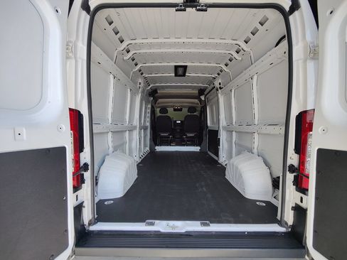 Used 2024 RAM ProMaster 2500 w/ Convenience Group FWD image 7