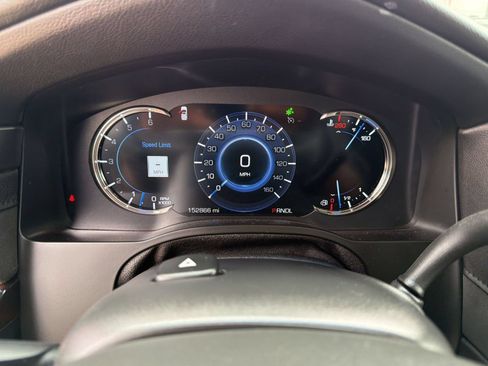 Used 2018 Cadillac Escalade ESV Luxury AWD/4WD image 21