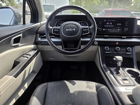 Used 2022 Kia Carnival LX FWD image 12