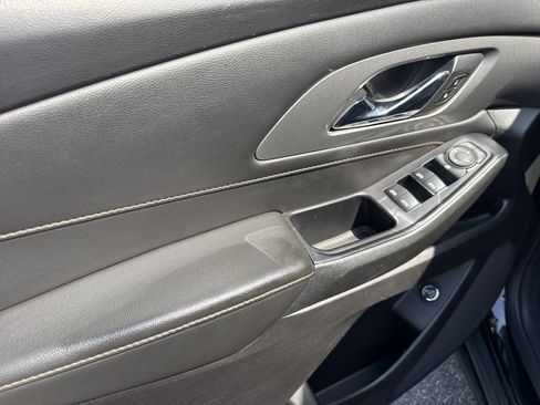 Used 2019 Chevrolet Traverse LT FWD image 9