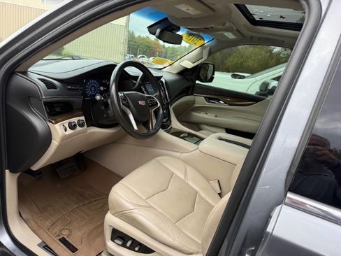 Used 2018 Cadillac Escalade Luxury image 16