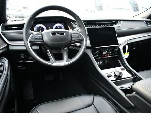 New 2025 Jeep Grand Cherokee Limited w/ Black Appearance Package AWD/4WD image 9