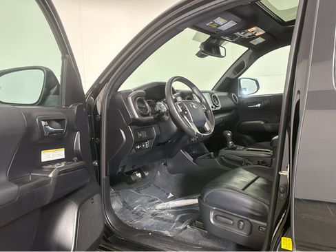 Used 2020 Toyota Tacoma TRD Off-Road image 2