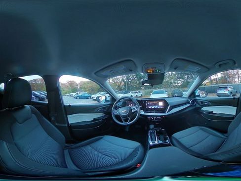 Used 2025 Chevrolet Trax LT image 40