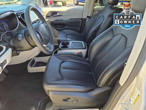 Used 2024 Chrysler Pacifica Touring-L FWD image 15