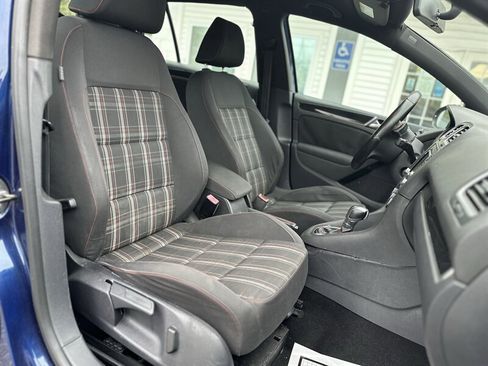 Used 2011 Volkswagen Golf 4-Door FWD image 14