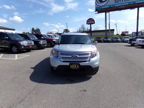 Used 2013 Ford Explorer XLT FWD image 2
