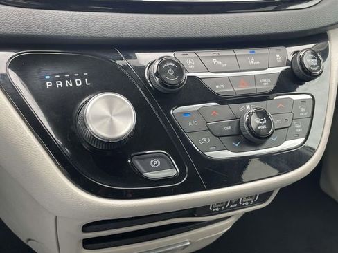 Used 2024 Chrysler Pacifica Touring-L image 37